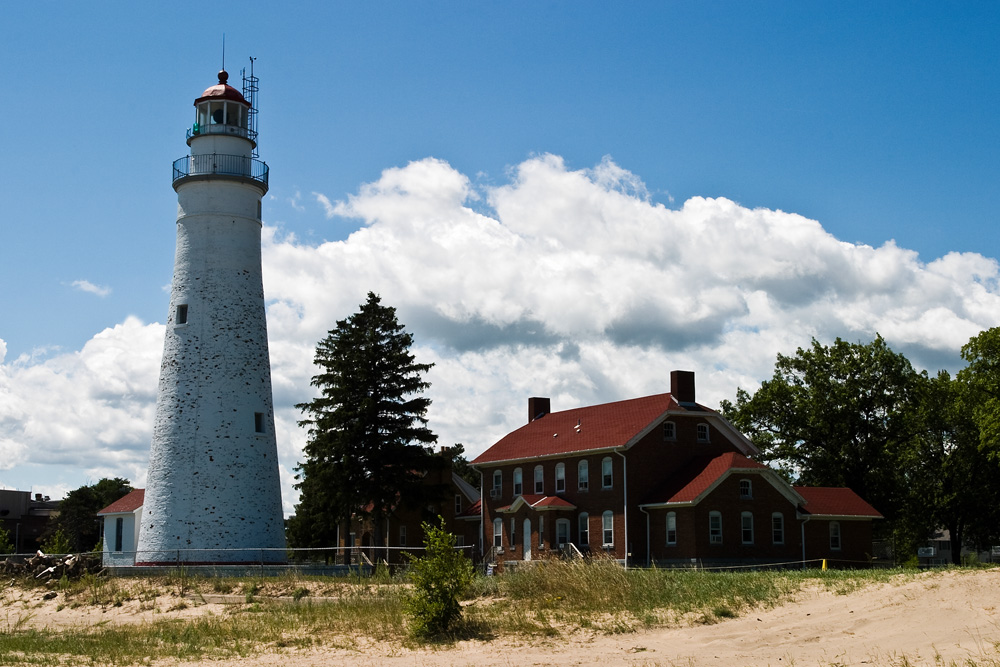 Fort Gratiot Lighthouse and keeper's dwelling on the beach in Port Huron, Michigan